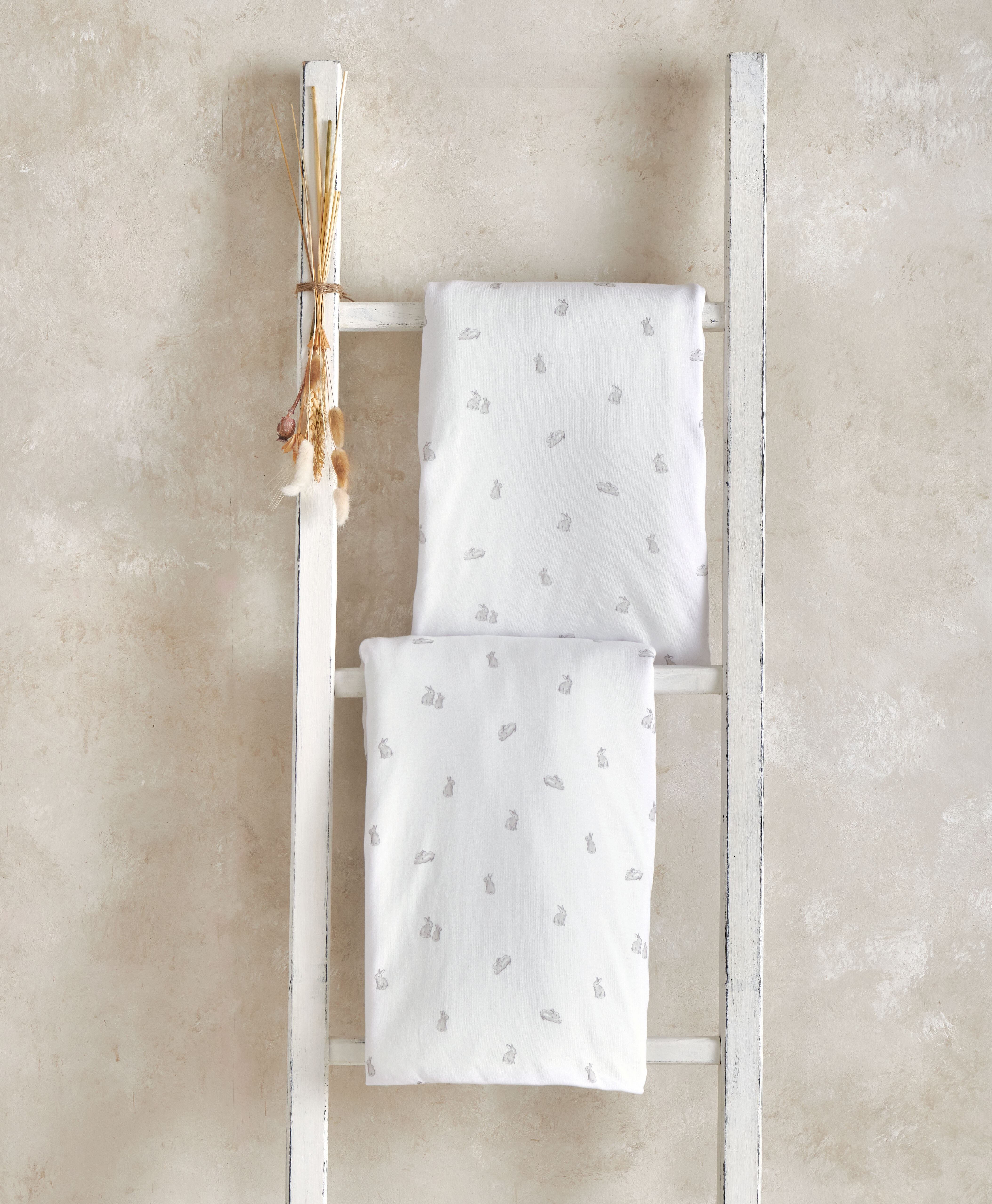 طقم شرشف لمهد/سرير أطفال بحواف مطاطية بنقشة أرنب، قطعتان