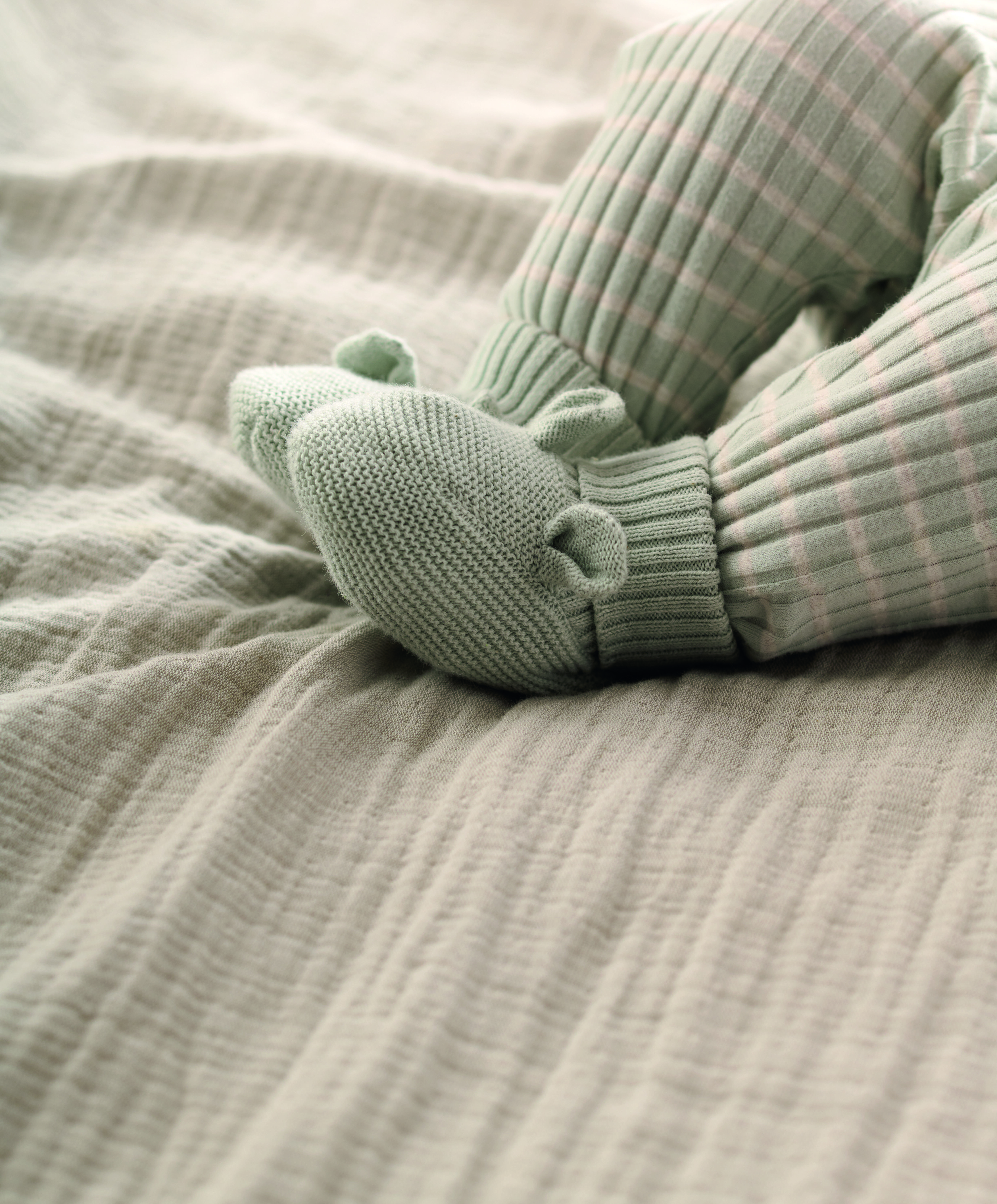 طقم قبعة وجوارب بنمط بوت منسوجة image number 2