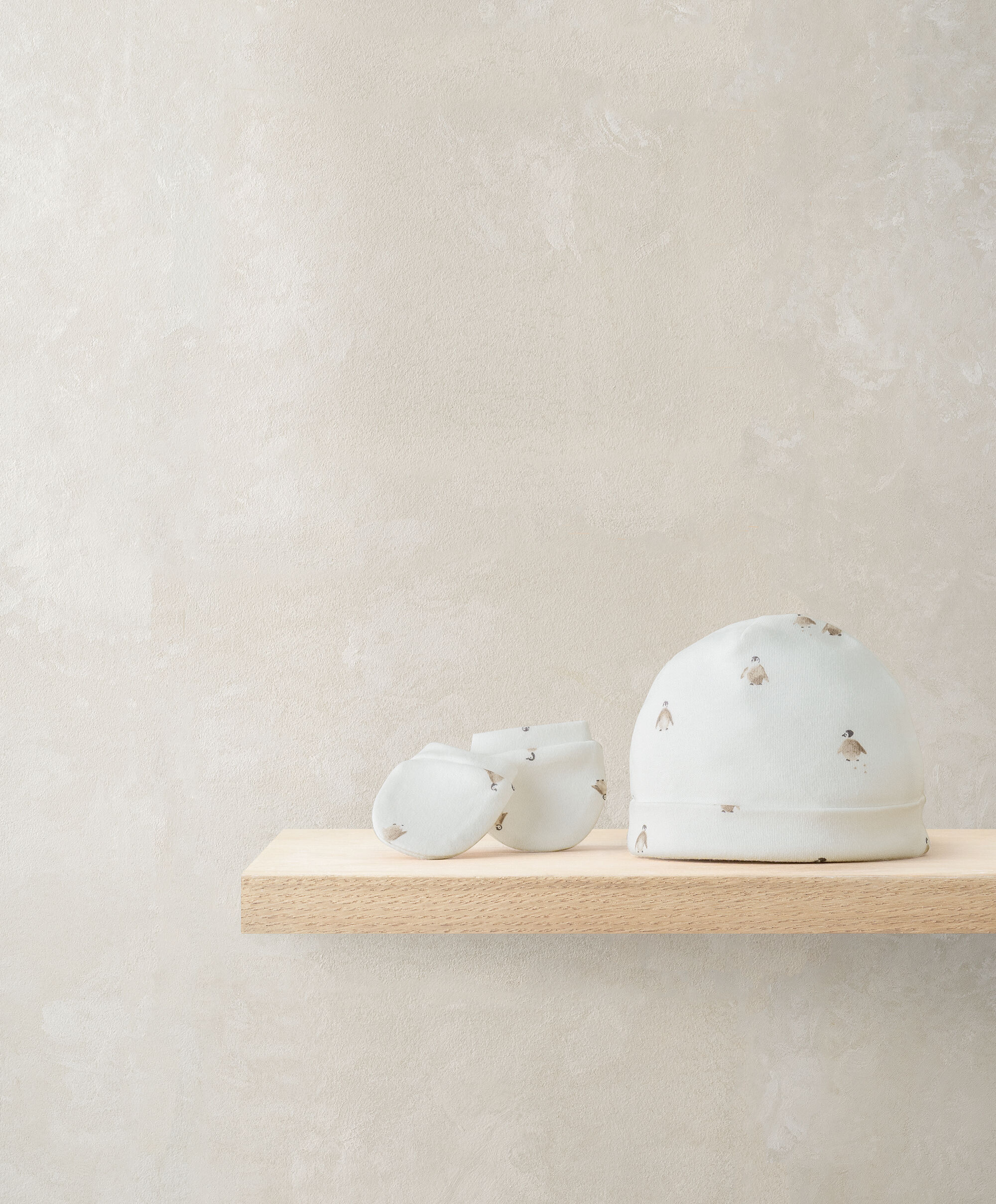 طقم قبعة وقفازات ويلكم تو ذا وورلد للرضع image number 1