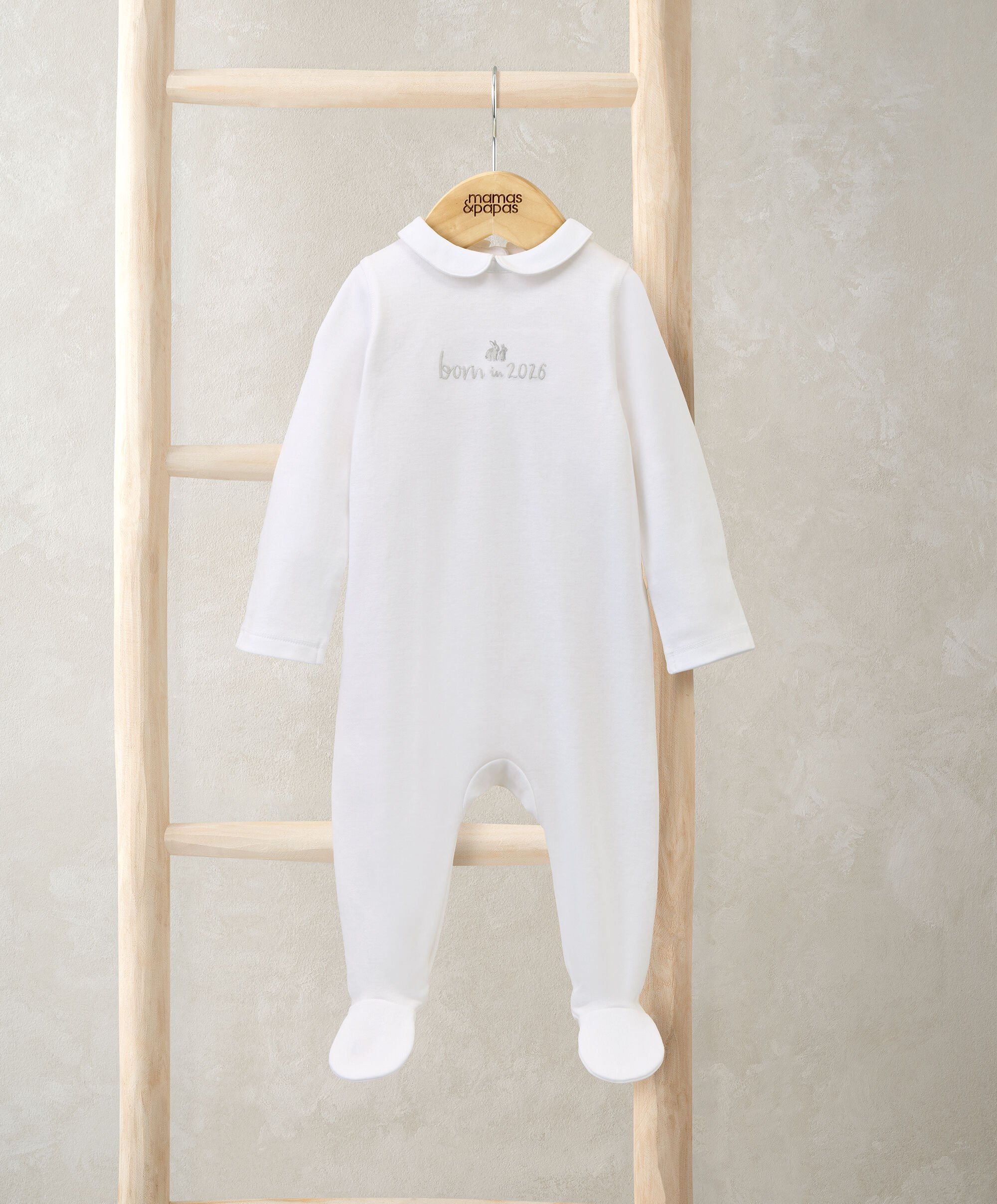 بيجاما بتصميم قطعة واحدة بشعار بورن إن 2026