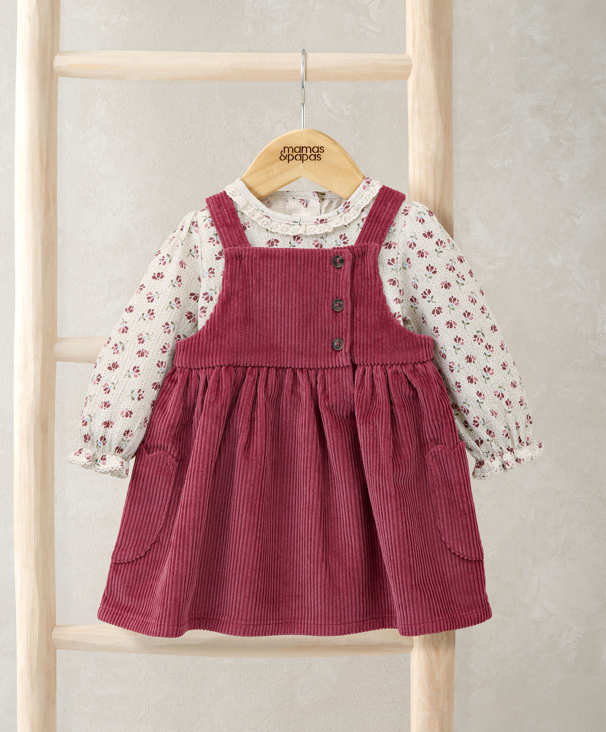 طقم فستان بتصميم مريلة قطن مخملي مضلع وبودي سوت بنقشة زهور، 2 قطع image number 1