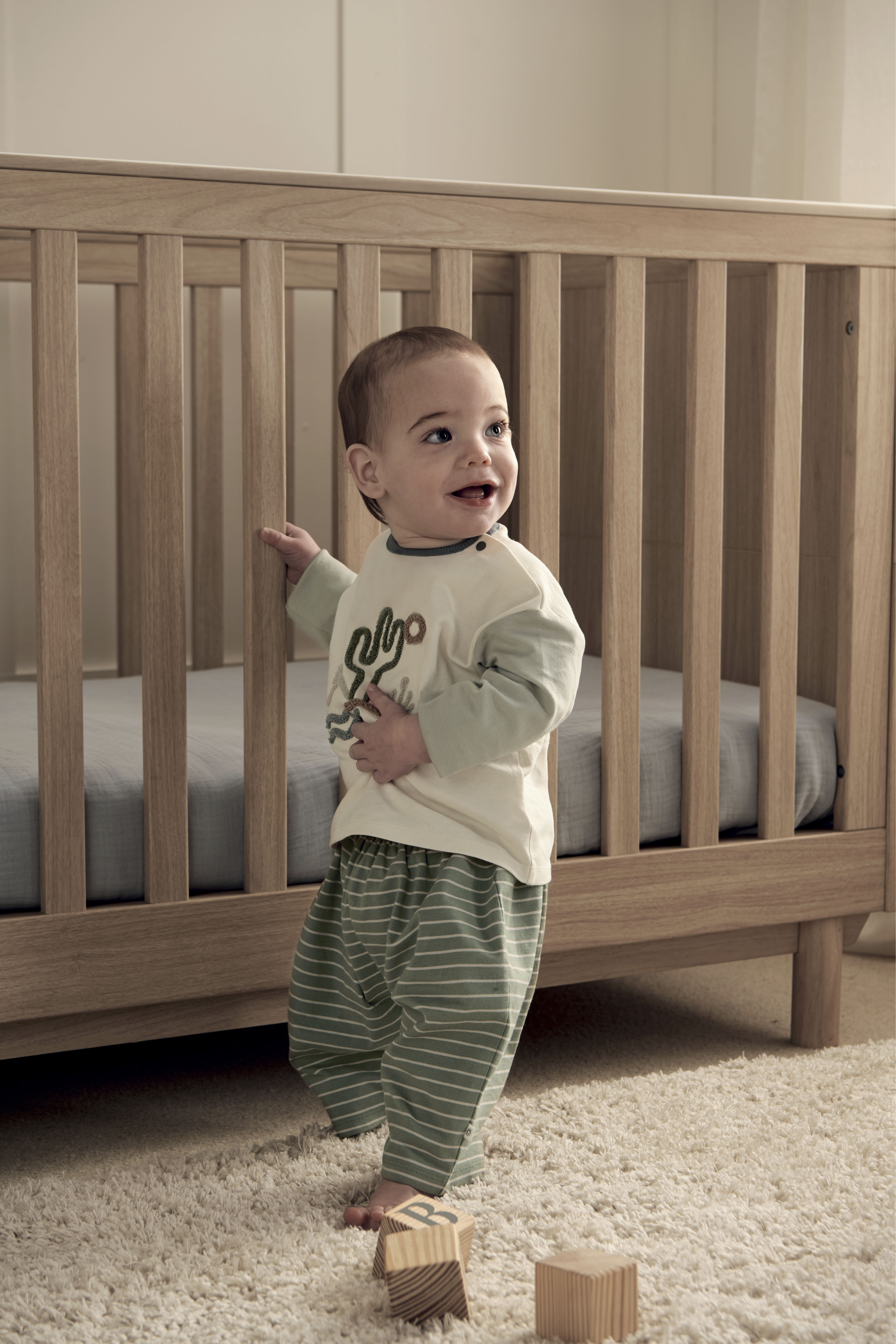 طقم تيشيرت مطرز وبنطال مخطط، قطعتين image number 1