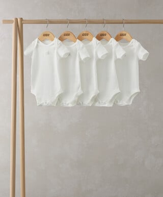 طقم ألبسة قطعة واحدة بأكمام قصيرة قماش عضوي بلون أبيض - 5 قطع طقم ألبسة قطعة واحدة بأكمام قصيرة قماش عضوي بلون أبيض - 5 قطع