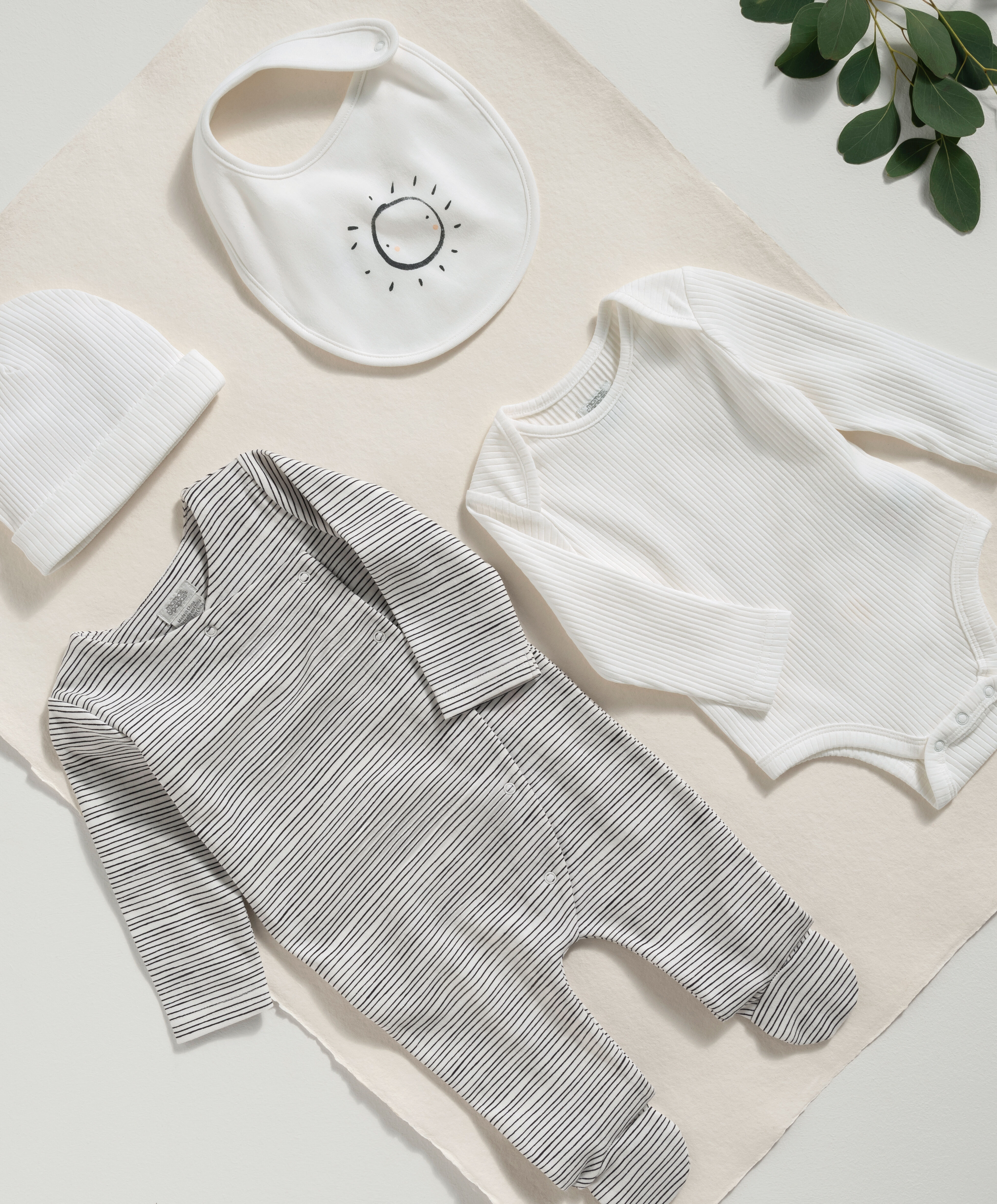 طقم باللونين الأبيض والأسود - 4 قطع image number 3