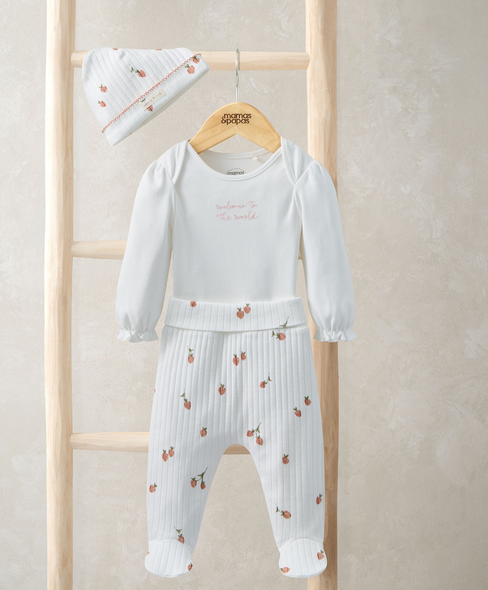 طقم بودي سوت بنقشة فراولة لغينغز، وقبعة