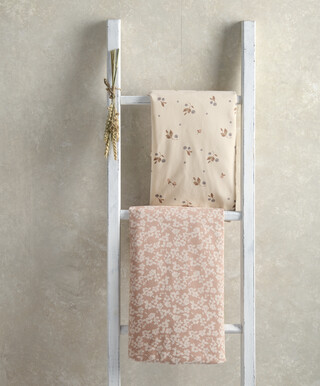 طقم شرشف مهد بحواف مطاطية من قطعتين - نقشة زهور التوت/ الفاوانيا طقم شرشف مهد بحواف مطاطية من قطعتين - نقشة زهور التوت/ الفاوانيا