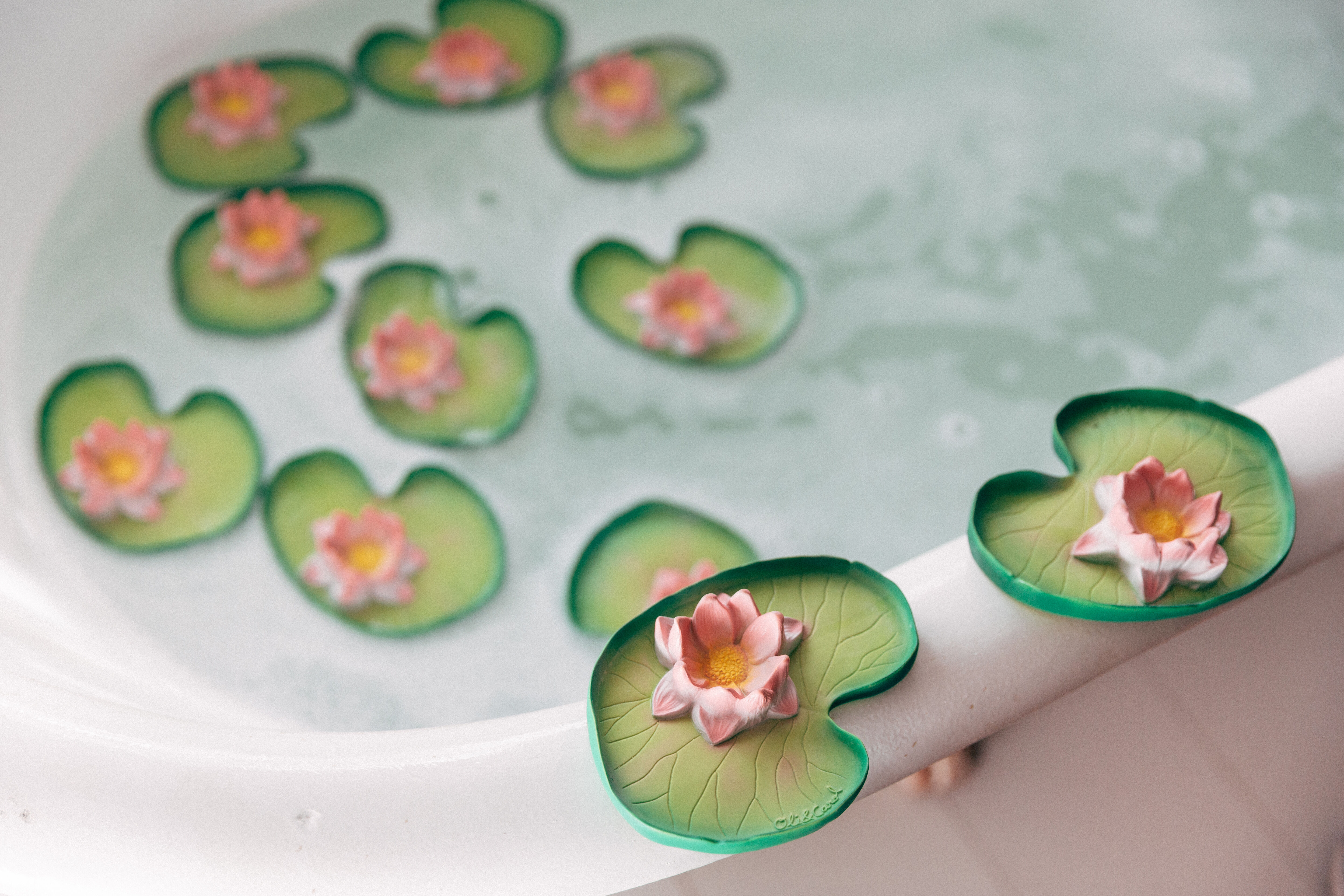 لعبة بتصميم زهرة زنبق الماء من أولي اند كارول image number 5