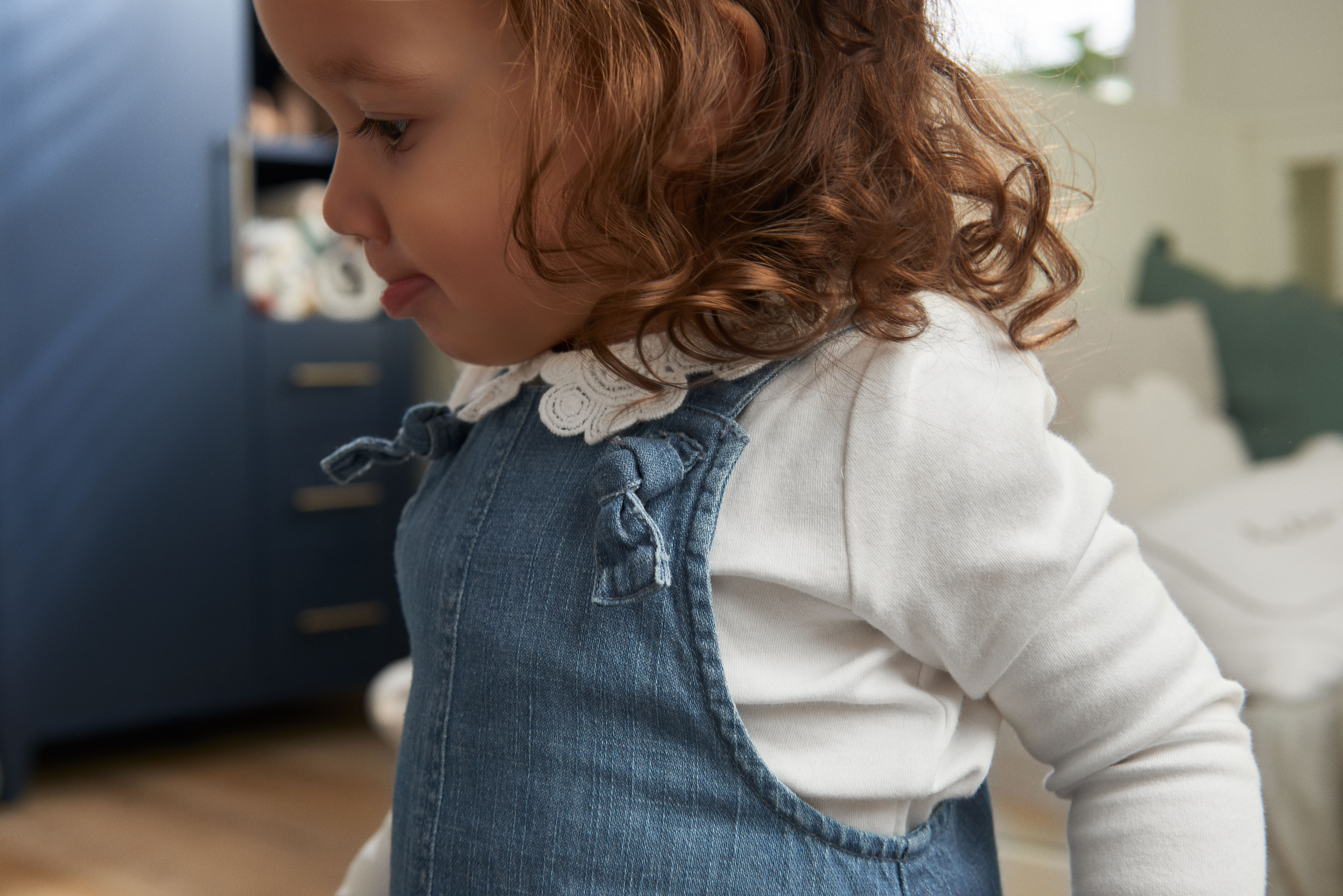 فستان دينم بتصميم مريلة image number 6