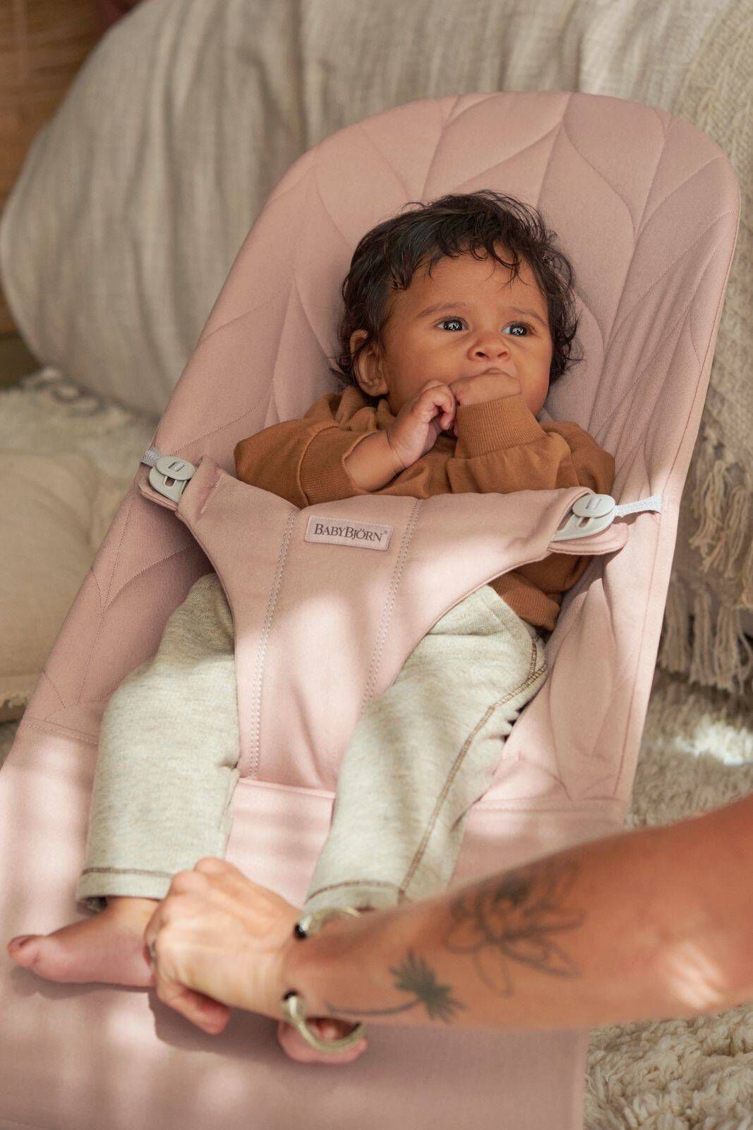 كرسي هزاز بليس قطن بتصميم مبطن من بيبي بيورن - وردي image number 4