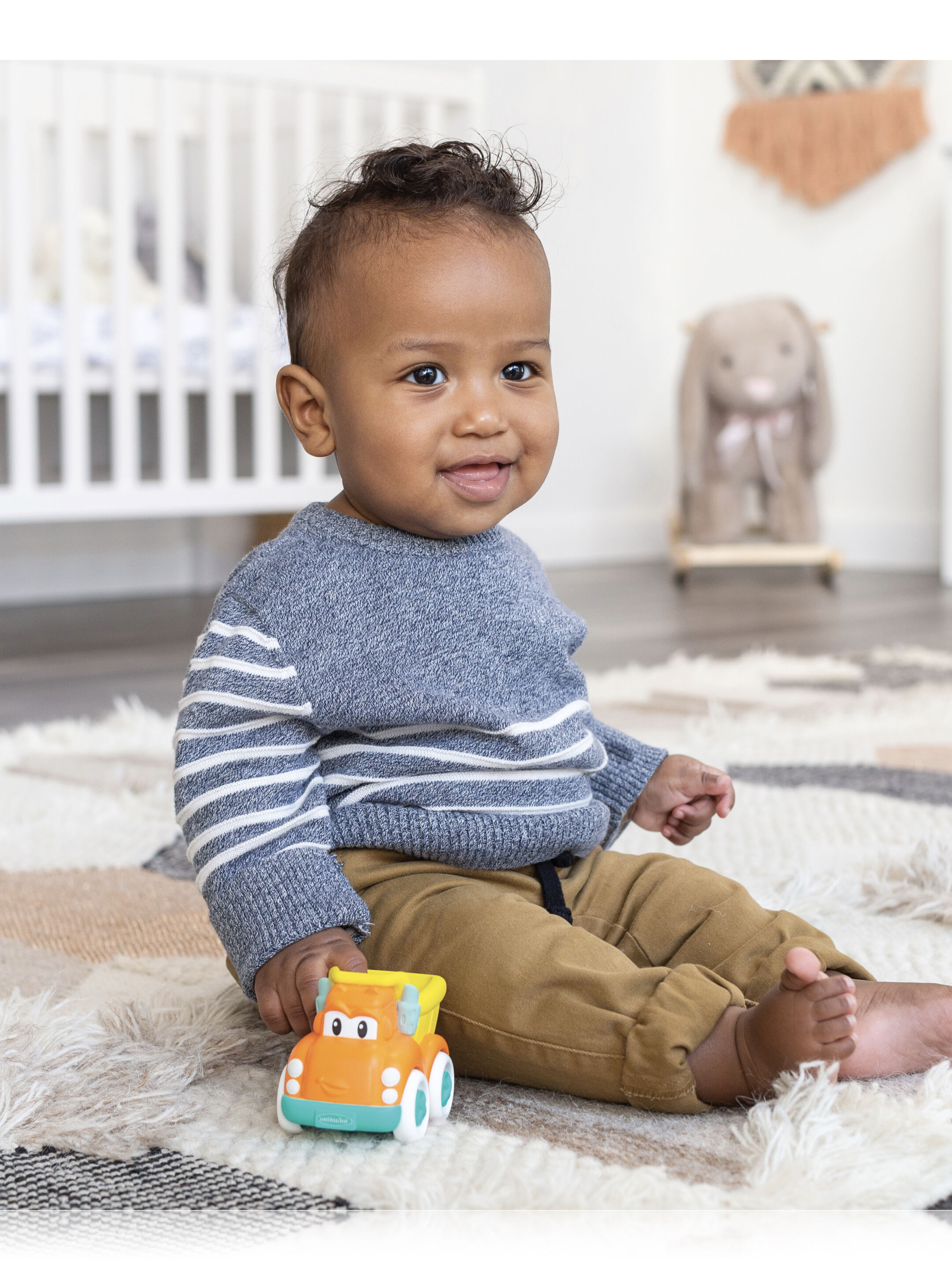 لعبة شاحنة جريب اند رول بعجلات لينة من إنفانتينو image number 2