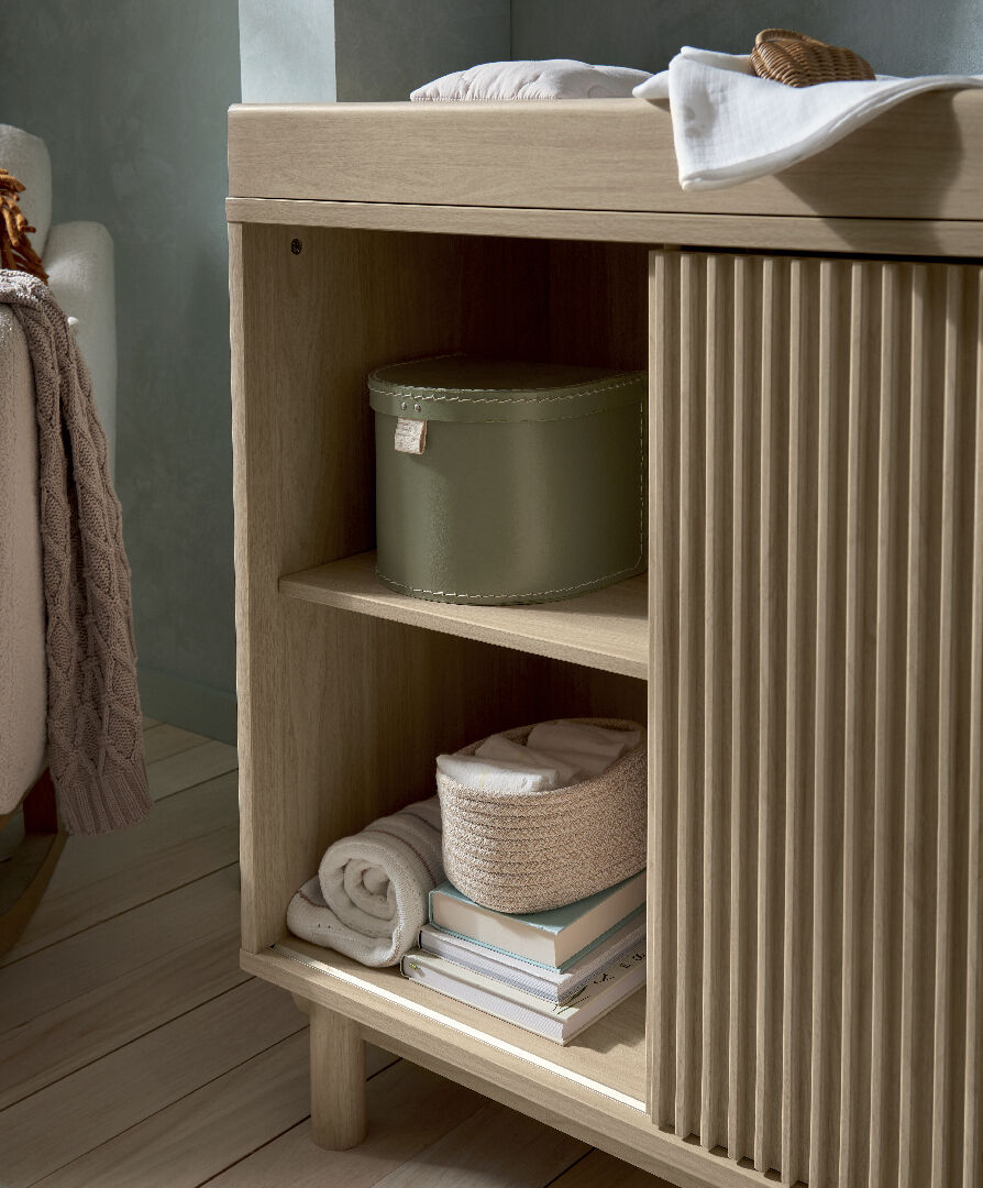 وحدة أدراج أوسكا واسعة بسطح للتغيير، باللون ناتورال/ أوك image number 10