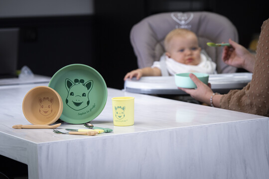 مجموعة أدوات طعام سيليكون إل ايتيه اون فوا من صوفي لا جيراف مجموعة أدوات طعام سيليكون إل ايتيه اون فوا من صوفي لا جيراف image number 14