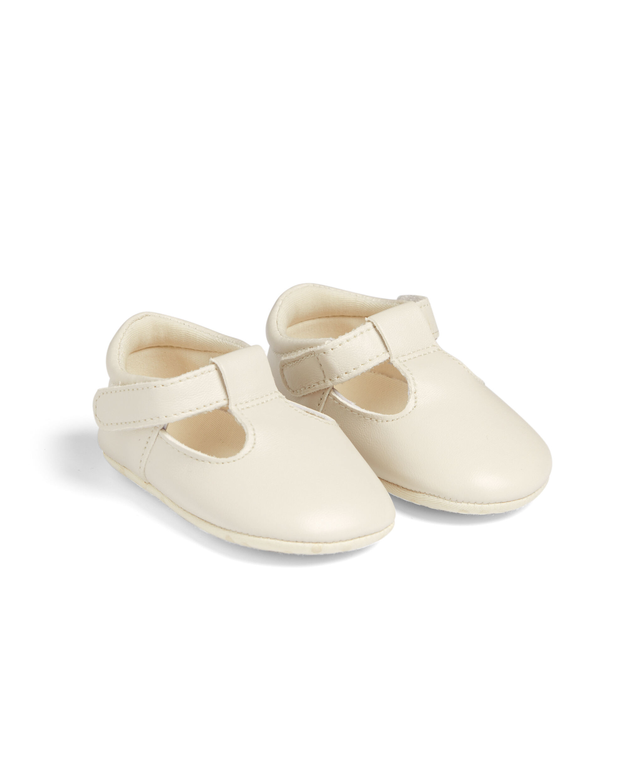 حذاء بإبزيم على شكل حرف T