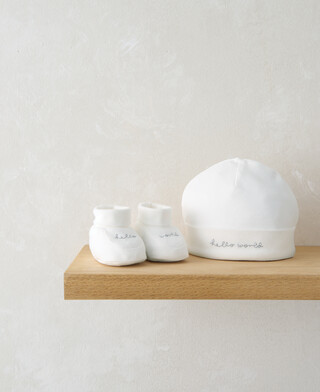 طقم قبعة وجورب بوت بتطريز Hello World - أبيض طقم قبعة وجورب بوت بتطريز Hello World - أبيض