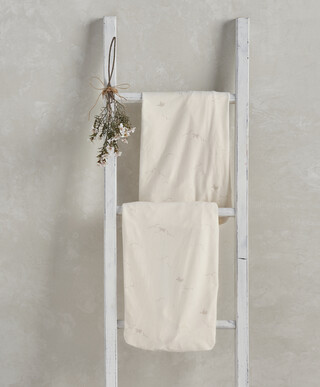 طقم شرشف بحواف مطاطية ويلكم تو ذا وورلد داكلينج بلون أبيض كريمي - قطعتان طقم شرشف بحواف مطاطية ويلكم تو ذا وورلد داكلينج بلون أبيض كريمي - قطعتان