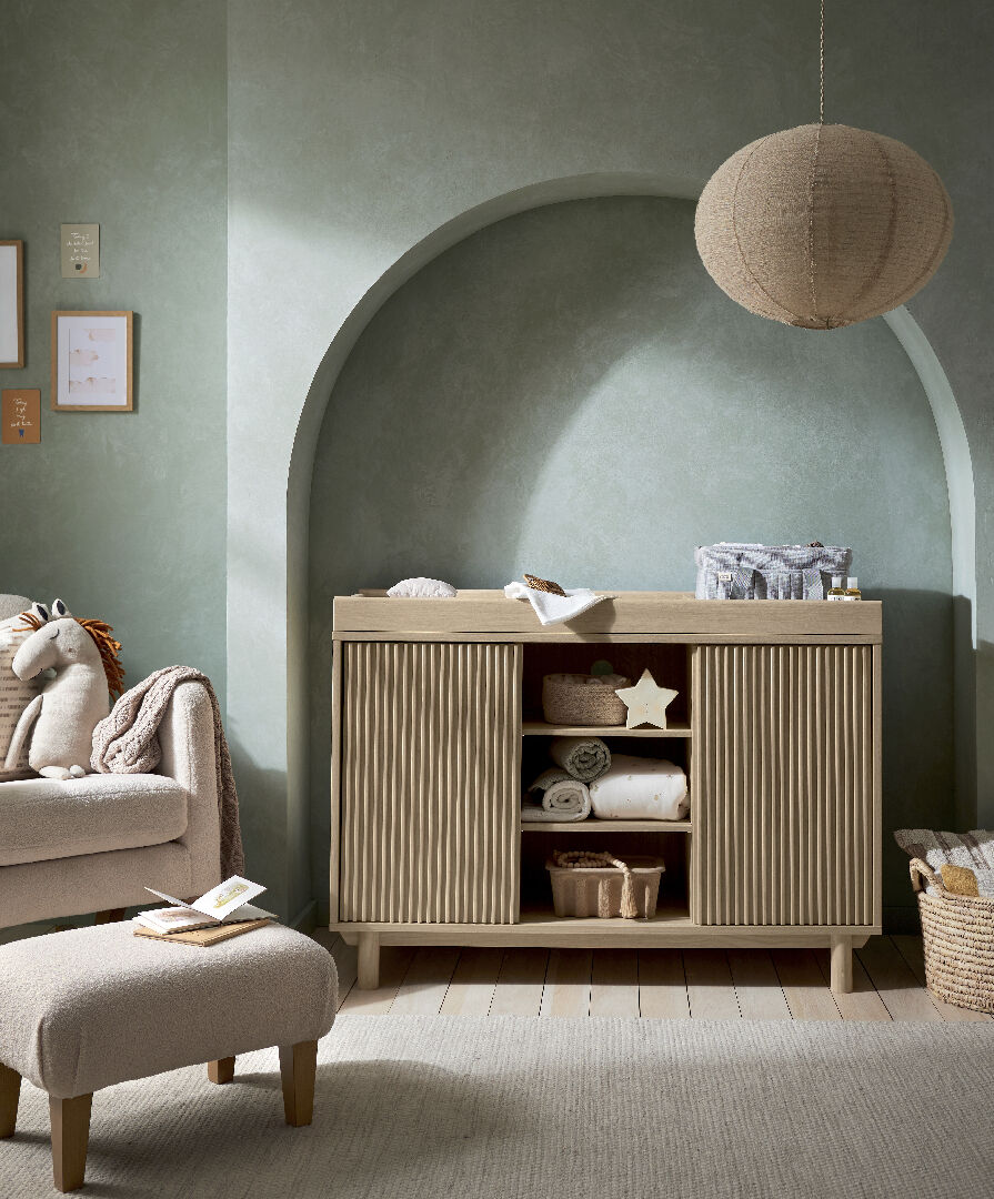 وحدة أدراج أوسكا واسعة بسطح للتغيير، باللون ناتورال/ أوك image number 3