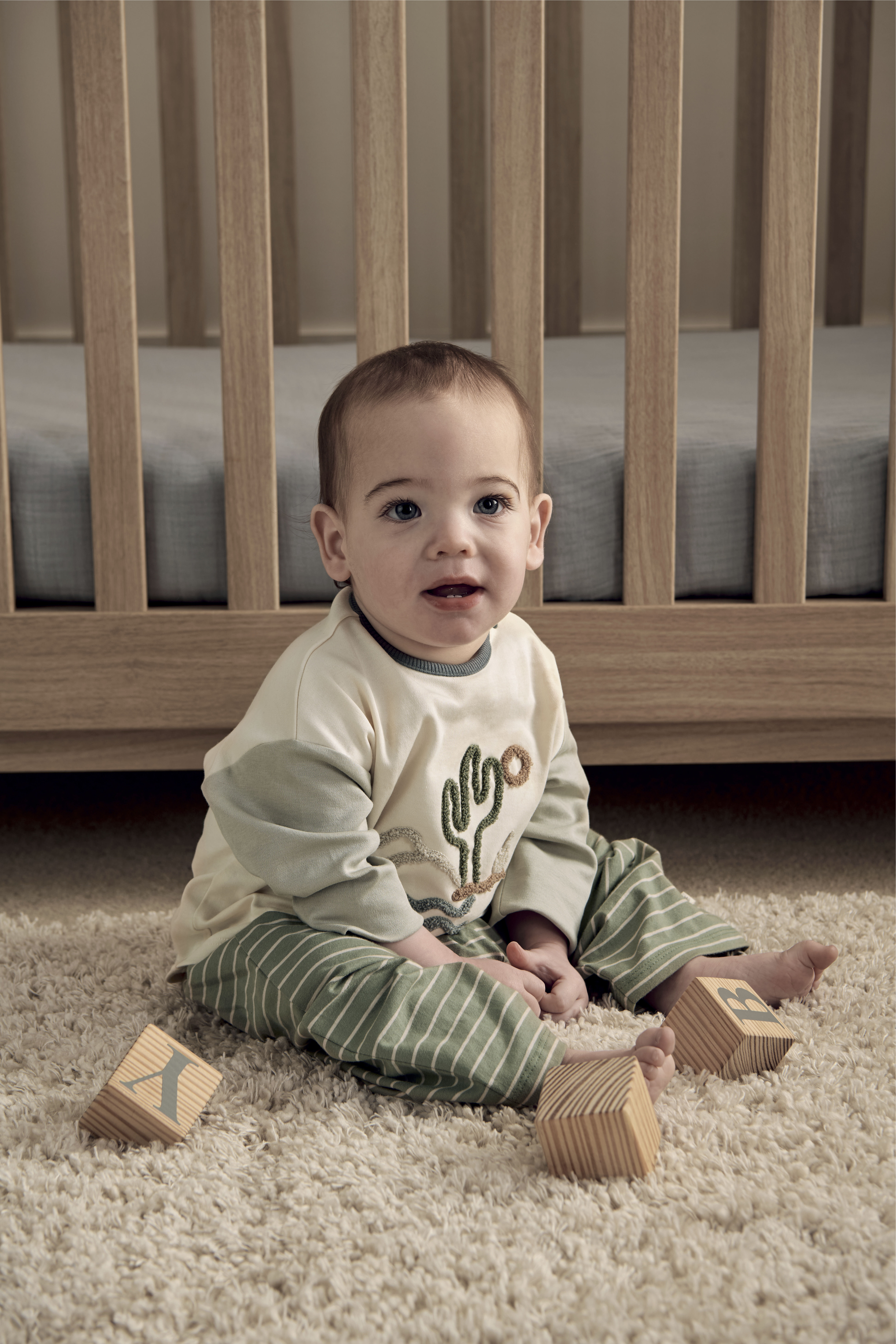 طقم تيشيرت مطرز وبنطال مخطط، قطعتين image number 2