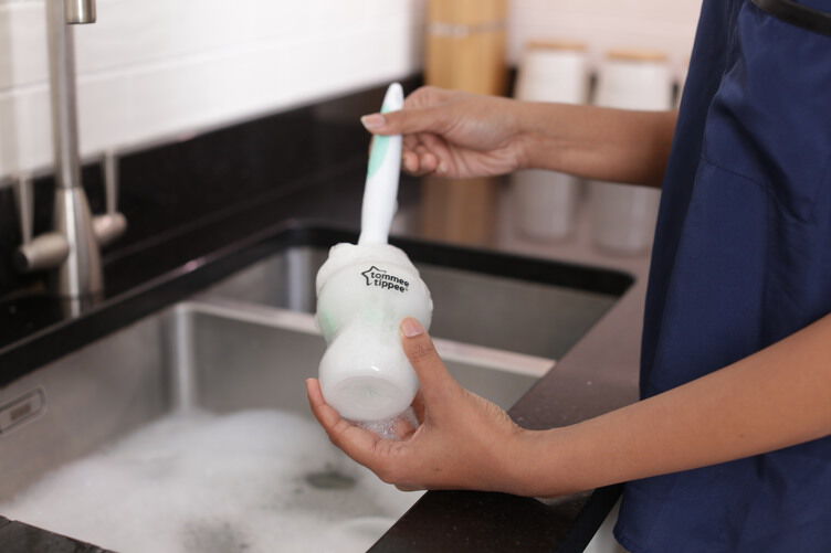 فرشاة تنظيف الزجاجات والحلمات كلوزر تو نيتشر من تومي تيبي image number 5