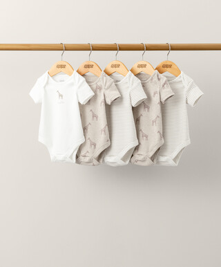 طقم لباس قطعة واحدة بنقشة زرافة بألوان محايدة- 5 قطع طقم لباس قطعة واحدة بنقشة زرافة بألوان محايدة- 5 قطع